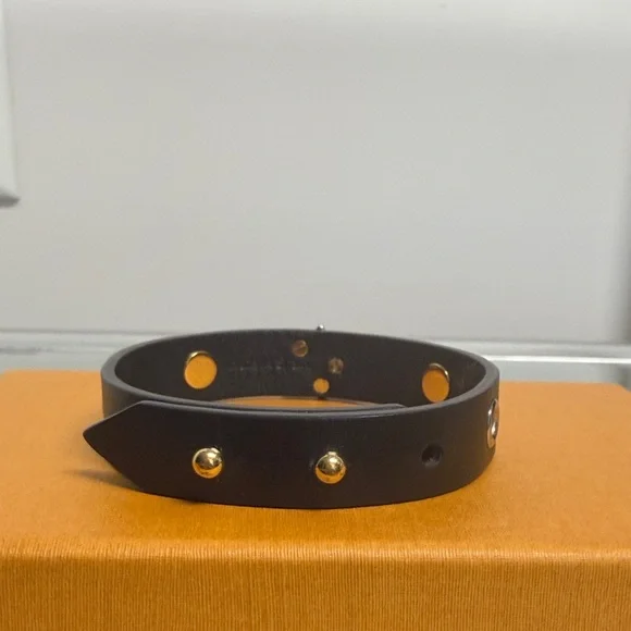 👛Host Pick👛 Louis Vuitton Black and Gold “Twist” Leather Bracelet - Picture 8 of 8
